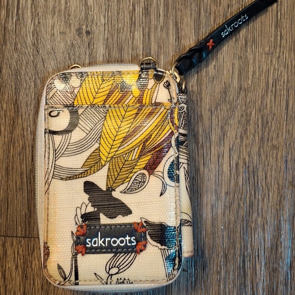 The Sakroots Crossbody Wallet. - Picture 4 of 13